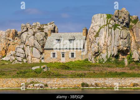 Un des gîtes les plus photographiés de Bretagne. Castel Meur, également connu sous le nom de la Maison du Gouffre, ou « la maison entre les rochers », est un charmant co Banque D'Images