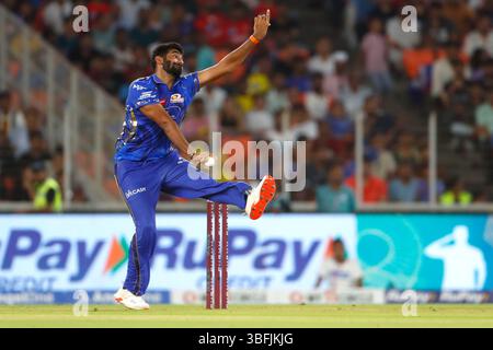 AHMEDABAD, INDE - 1er JUIN : Jasprit Bumrah des Indiens de Mumbai Bowls lors du match IPL 2025 entre les Pendjab Kings et les Indiens de Mumbai au stade Narendra Modi, le 1er juin 2025, à Ahmedabad, en Inde. (Photo de Surjeet Yadav/MB Media) crédit : MB Media solutions/Alamy Live News Banque D'Images