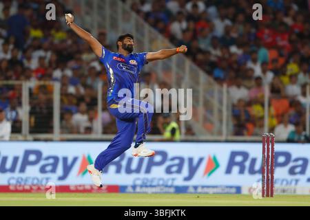 AHMEDABAD, INDE - 1er JUIN : Jasprit Bumrah des Indiens de Mumbai Bowls lors du match IPL 2025 entre les Pendjab Kings et les Indiens de Mumbai au stade Narendra Modi, le 1er juin 2025, à Ahmedabad, en Inde. (Photo de Surjeet Yadav/MB Media) crédit : MB Media solutions/Alamy Live News Banque D'Images