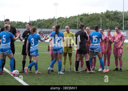 Falkirk, Royaume-Uni. 29 mai 2025. Falkirk, Écosse, 29 mai 2025 : les équipes se serrent la main avant le match amical international de football U23 entre l'Écosse et l'Islande au stade Falkirk à Falkirk, en Écosse. (Alex Todd/SPP) crédit : photo de presse sportive SPP. /Alamy Live News Banque D'Images