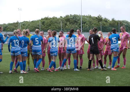Falkirk, Royaume-Uni. 29 mai 2025. Falkirk, Écosse, 29 mai 2025 : les équipes se serrent la main avant le match amical international de football U23 entre l'Écosse et l'Islande au stade Falkirk à Falkirk, en Écosse. (Alex Todd/SPP) crédit : photo de presse sportive SPP. /Alamy Live News Banque D'Images