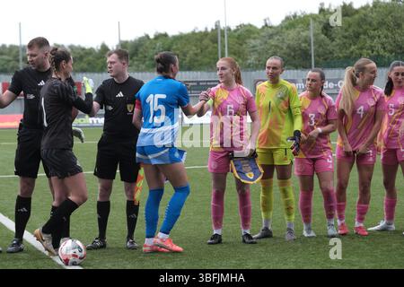Falkirk, Royaume-Uni. 29 mai 2025. Falkirk, Écosse, 29 mai 2025 : les équipes se serrent la main avant le match amical international de football U23 entre l'Écosse et l'Islande au stade Falkirk à Falkirk, en Écosse. (Alex Todd/SPP) crédit : photo de presse sportive SPP. /Alamy Live News Banque D'Images