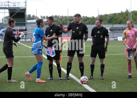 Falkirk, Royaume-Uni. 29 mai 2025. Falkirk, Écosse, 29 mai 2025 : les équipes se serrent la main avant le match amical international de football U23 entre l'Écosse et l'Islande au stade Falkirk à Falkirk, en Écosse. (Alex Todd/SPP) crédit : photo de presse sportive SPP. /Alamy Live News Banque D'Images