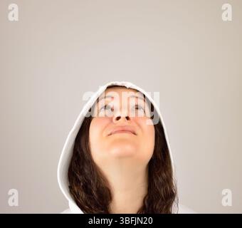 Photo studio d'une jeune femme réfléchie isolée sur fond gris Banque D'Images