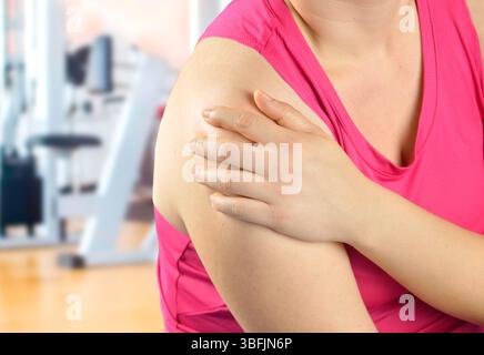 Plan d'une sportive blessée à l'épaule au club de gym Banque D'Images
