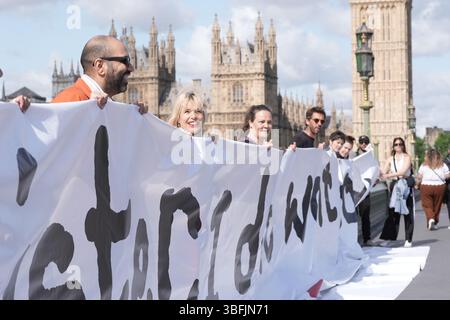 Paloma Faith (2e à gauche) se joint aux militants de Choose Love pour dévoiler une bannière avec un message d'un enfant de Gaza, qui dit "premier ministre, je ne veux pas mourir", sur le pont de Westminster, dans le centre de Londres. Date de la photo : lundi 2 juin 2025. Banque D'Images