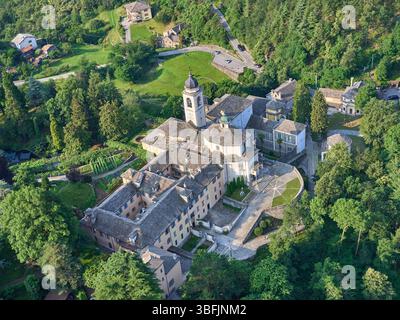 VUE AÉRIENNE. Sacro Monte (montagne sacrée) de Domodossola ; un sanctuaire catholique sur une colline au-dessus de la vallée d'Ossola, Piémont, Italie. Banque D'Images