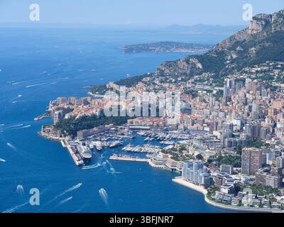 VUE AÉRIENNE. Port Hercule dans le quartier de la Condamine et derrière, Monaco-ville (alias le Rocher). Principauté de Monaco. Banque D'Images