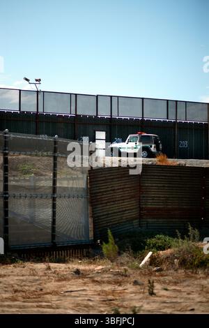Jeep patrouille la frontière entre les États-Unis et le Mexique sur le côté nord. Banque D'Images