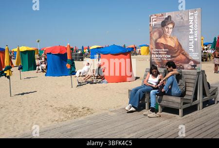 La plage et la promenade à Deauville en France. Banque D'Images