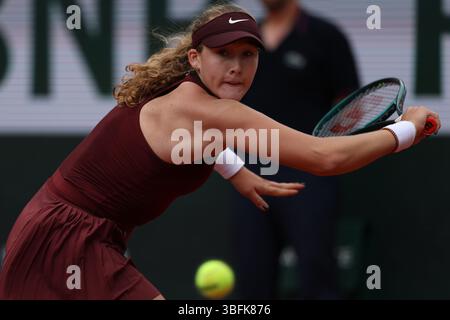 Paris, Celestynow, France. 2 juin 2025. MIRRA ANDREEVA lors du match contre l'australienne Daria Kasatkina en 4e manche de l'Open de France 2025 à Roland Garros à Paris. Andreeva a gagné 6 :3, 7 :5. Crédit : Marcin Cholewinski/ZUMA Press Wire/ZUMA Wire/Alamy Live News crédit : ZUMA Press, Inc/Alamy Live News Banque D'Images