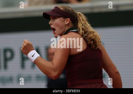 Paris, Celestynow, France. 2 juin 2025. MIRRA ANDREEVA lors du match contre l'australienne Daria Kasatkina en 4e manche de l'Open de France 2025 à Roland Garros à Paris. Andreeva a gagné 6 :3, 7 :5. Crédit : Marcin Cholewinski/ZUMA Press Wire/ZUMA Wire/Alamy Live News crédit : ZUMA Press, Inc/Alamy Live News Banque D'Images