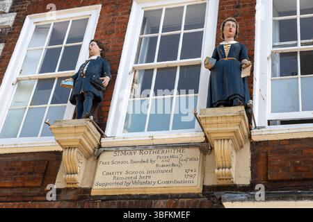 Londres, Royaume-Uni, 7 mai 2025, Bermondsey. Deux personnages situés sur le devant de l'école à l'école libre St Mary Rotherhithe, du 18ème siècle. Banque D'Images