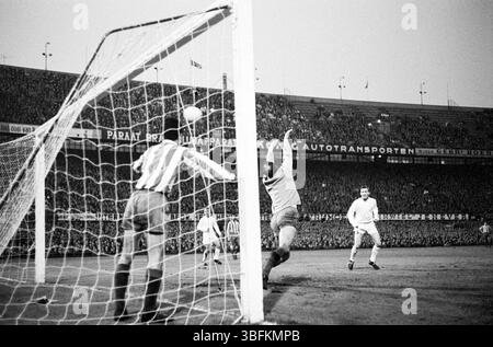 Football. Finale de la Coupe des vainqueurs de la Coupe d'Europe. Tottenham Hotspur contre l'Atletico Madrid 5-1. Photo de pot, Anefo 1963 Banque D'Images