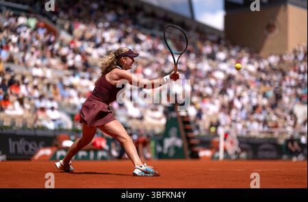 Mirra Andreeva lors de son 4e match féminin en simple face à Daria Kasatkina le neuvième jour de l’Open de France 2025 à Roland Garros, Paris en France. Date de la photo : lundi 2 juin 2025. Banque D'Images