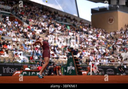 Mirra Andreeva lors de son 4e match féminin en simple face à Daria Kasatkina le neuvième jour de l’Open de France 2025 à Roland Garros, Paris en France. Date de la photo : lundi 2 juin 2025. Banque D'Images