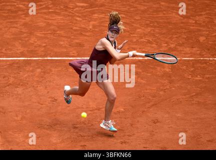 Mirra Andreeva lors de son 4e match féminin en simple face à Daria Kasatkina le neuvième jour de l’Open de France 2025 à Roland Garros, Paris en France. Date de la photo : lundi 2 juin 2025. Banque D'Images