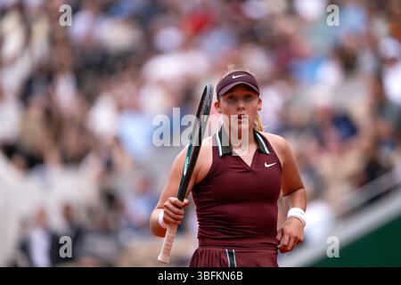 Mirra Andreeva lors de son 4e match féminin en simple face à Daria Kasatkina le neuvième jour de l’Open de France 2025 à Roland Garros, Paris en France. Date de la photo : lundi 2 juin 2025. Banque D'Images