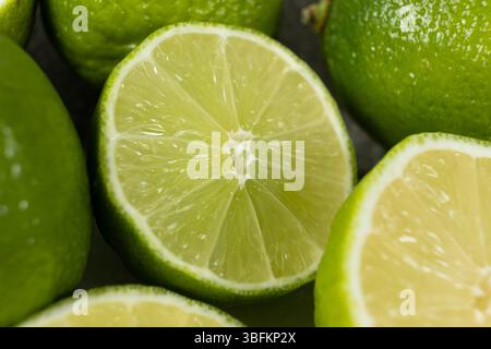 Gros plan sur les moitiés de fruits de citron vert frais. Banque D'Images