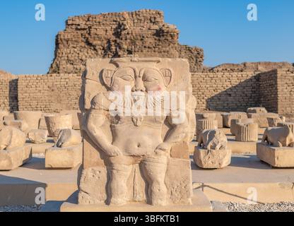 Statue de l'ancien Dieu égyptien Bes, temple Hathor à Dendera, Egypte. Banque D'Images