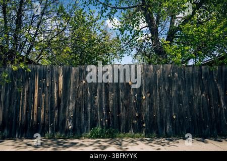 Clôture en bois dans la ville occidentale, Nebraska, États-Unis. Banque D'Images
