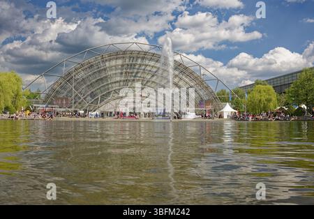 Nouveau parc des expositions de Leipzig, parc des expositions de Leipzig, avec hall d'entrée en verre et bassin d'eau, complexe d'expositions, dôme de verre, événement Banque D'Images