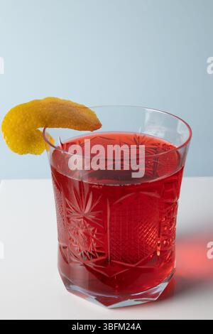 cocktail negroni vibrant avec garniture d'écorce d'orange Banque D'Images