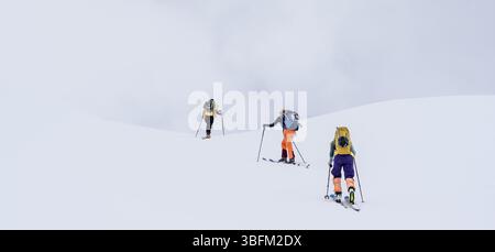 Randonneurs de ski sur l'ascension, Graubuenden haute route, Albula Alpes, Alpes rhétiques, Graubuenden, Suisse, Europe Banque D'Images