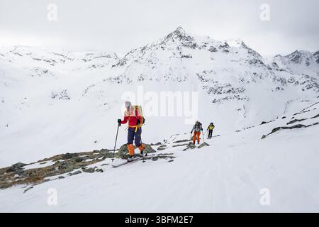 Randonneurs de ski sur l'ascension, Graubuenden haute route, Albula Alpes, Alpes rhétiques, Graubuenden, Suisse, Europe Banque D'Images