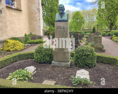 Tombe classée d'August Heinrich Hoffmann von Fallersleben dans le cimetière de l'ancienne église abbatiale historique dédiée à St Stephen et St Vitus, wi Banque D'Images