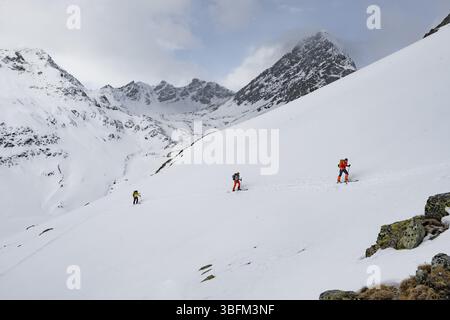 Randonneurs de ski sur l'ascension, Graubuenden haute route, Albula Alpes, Alpes rhétiques, Graubuenden, Suisse, Europe Banque D'Images