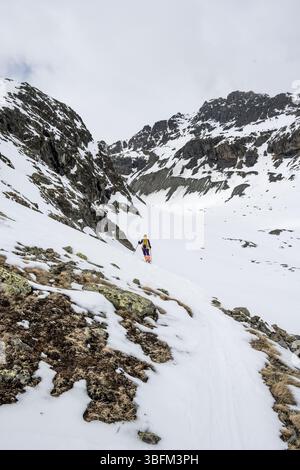 Randonneurs de ski sur l'ascension, Graubuenden haute route, Albula Alpes, Alpes rhétiques, Graubuenden, Suisse, Europe Banque D'Images