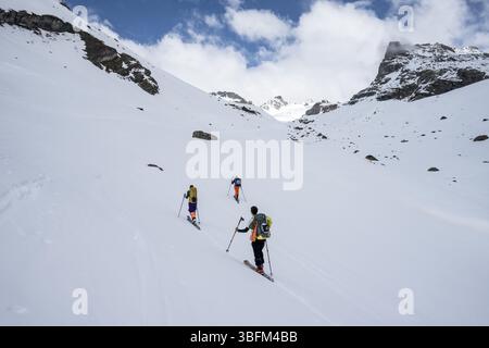 Randonneurs de ski sur l'ascension, Graubuenden haute route, Albula Alpes, Alpes rhétiques, Graubuenden, Suisse, Europe Banque D'Images