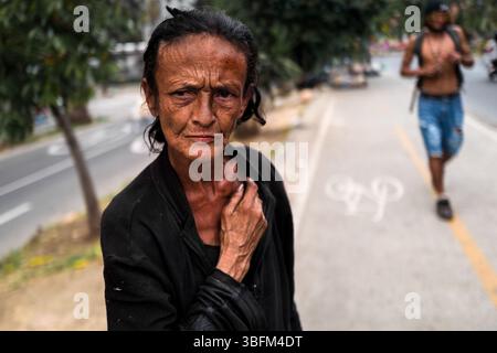 Un toxicomane colombien, intoxiqué après avoir fumé du basuco – une pâte de cocaïne sale et non raffinée – pose pour une photo à El Bronx, Medellín, en Colombie. Banque D'Images