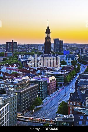 Vue de la ville d'en haut avec l'église principale St Michaelis et les tours dansantes au coucher du soleil, Hambourg, Allemagne, Europe Banque D'Images