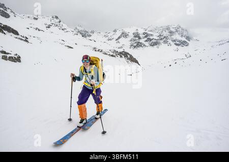 Randonneurs de ski sur l'ascension, Graubuenden haute route, Albula Alpes, Alpes rhétiques, Graubuenden, Suisse, Europe Banque D'Images