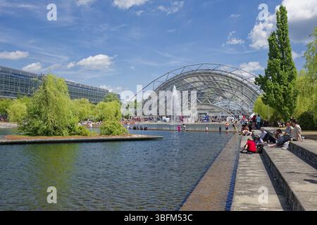 Nouveau parc des expositions de Leipzig, parc des expositions de Leipzig, avec hall d'entrée en verre et bassin d'eau, complexe d'expositions, dôme de verre, événement Banque D'Images