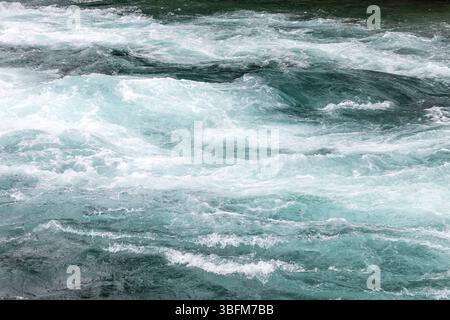 gros plan de la surface de l'eau dans une rivière à écoulement rapide avec des ondelettes Banque D'Images