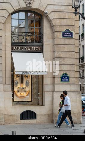 Paris, France. 14 mai 2025, touristes marchant près du magasin Louis Vuitton place Vendôme, Paris Banque D'Images