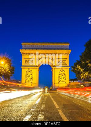 Scène nocturne de l'Arc de Triomphe situé à Paris, France Banque D'Images