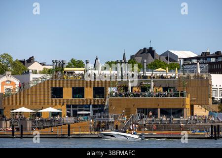 Profitez d'une journée chaude dans une piscine en plein air et un restaurant du centre-ville d'Helsinki Banque D'Images