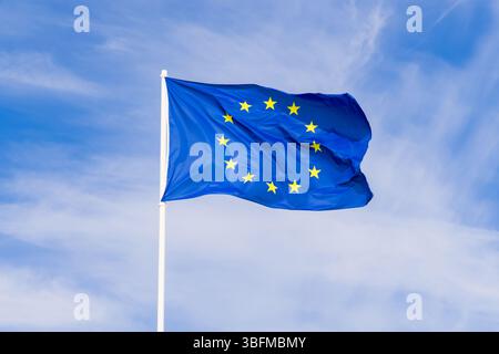 Le Touquet Paris-plage, France. Drapeau de l'UE battant contre un ciel bleu sur le front de mer au Touquet Banque D'Images