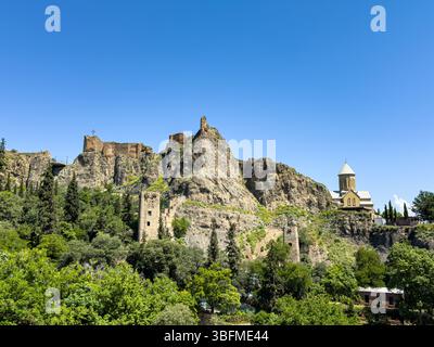 Forteresse de Narikala et église Saint-Nicolas à Tbilissi, Géorgie, par une belle journée d'été. Personne. Banque D'Images