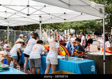 The Big Float, Portland, Oregon - 15 juillet 2017 : des bénévoles aident les participants à s'inscrire au flotteur annuel sur la rivière Willamette. Banque D'Images