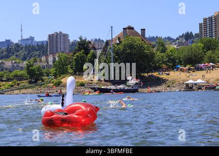 The Big Float, Portland, Oregon - 15 juillet 2017 : les nageurs et les flotteurs apprécient la rivière Willamette lors de l'événement annuel Big Float. Banque D'Images