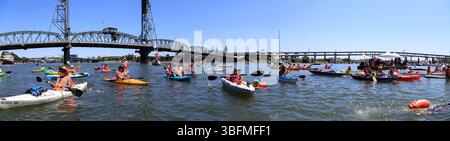 The Big Float, Portland, Oregon - 15 juillet 2017 : les gens font du kayak et flottent sur la rivière Willamette lors de l'événement annuel Big Float. Banque D'Images