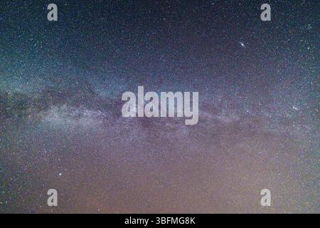 Voie lactée éclatante remplie d'innombrables étoiles et de poussière cosmique qui brillent dans le ciel nocturne de la galaxie Banque D'Images