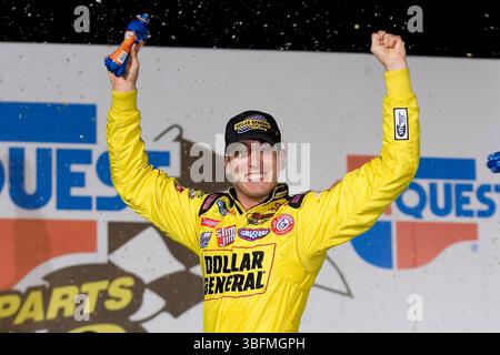 Concord, Caroline du Nord, États-Unis. 24 mai 2008. Concord, NC États-Unis - 24 mai 2008 : Kyle Busch emmène les dames au Lowe's Motor Speedway pour la conduite du CARQUEST Auto parts 300 à Concord, NC. (Crédit image : © Walter G. Arce Sr./ASP via ZUMA Press Wire) USAGE ÉDITORIAL SEULEMENT ! Non destiné à UN USAGE commercial ! Banque D'Images