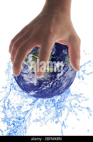 main sur la planète terre avec l'eau éclaboussant loin de lui, le concept de pénurie d'eau Banque D'Images