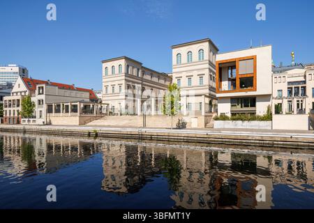 Adolf-Miethe-Ufer sur la Havelle avec le musée Barberini, Potsdam, Brandebourg, Allemagne. Adolf-Miethe-Ufer an der Havel mit dem Museum Barberini, pots Banque D'Images